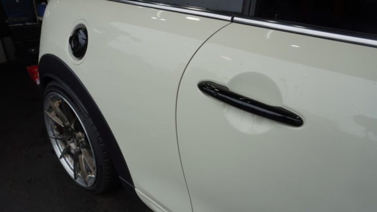 MINI ミニ F55 F56 F57 メッキ部分 ブラックアウト 黒く ヘッドライトリング バンパー グリルフレーム エンブレム ドアハンドル フューエルリッド