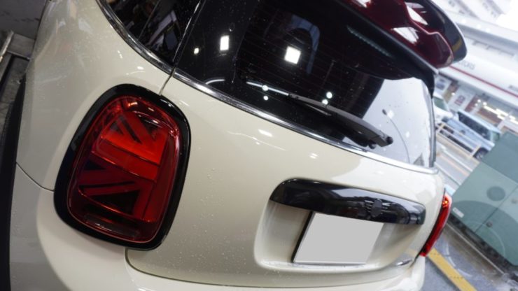 MINI ミニ F55 F56 F57 メッキ部分 ブラックアウト 黒く テールライトリング  エンブレム