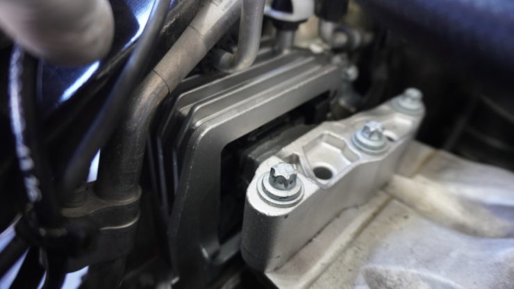 MINI ミニ F54 F55 F56 F57 F60 エンジンマウント ペンドラムサポート 劣化 下がる 交換 アイドリング 異音 振動